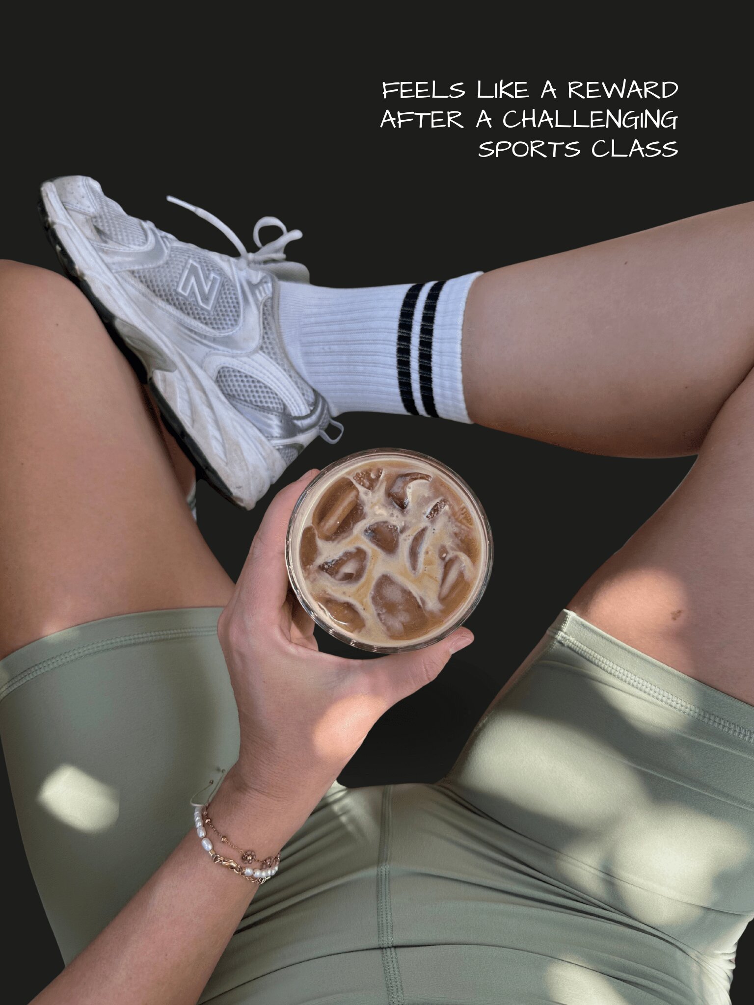 Person sitzt in Sportkleidung und hält ein Glas Iced Coffee, entspannter Moment nach einer Trainingseinheit. Text: "Fells like a reward after a challenging sports class"