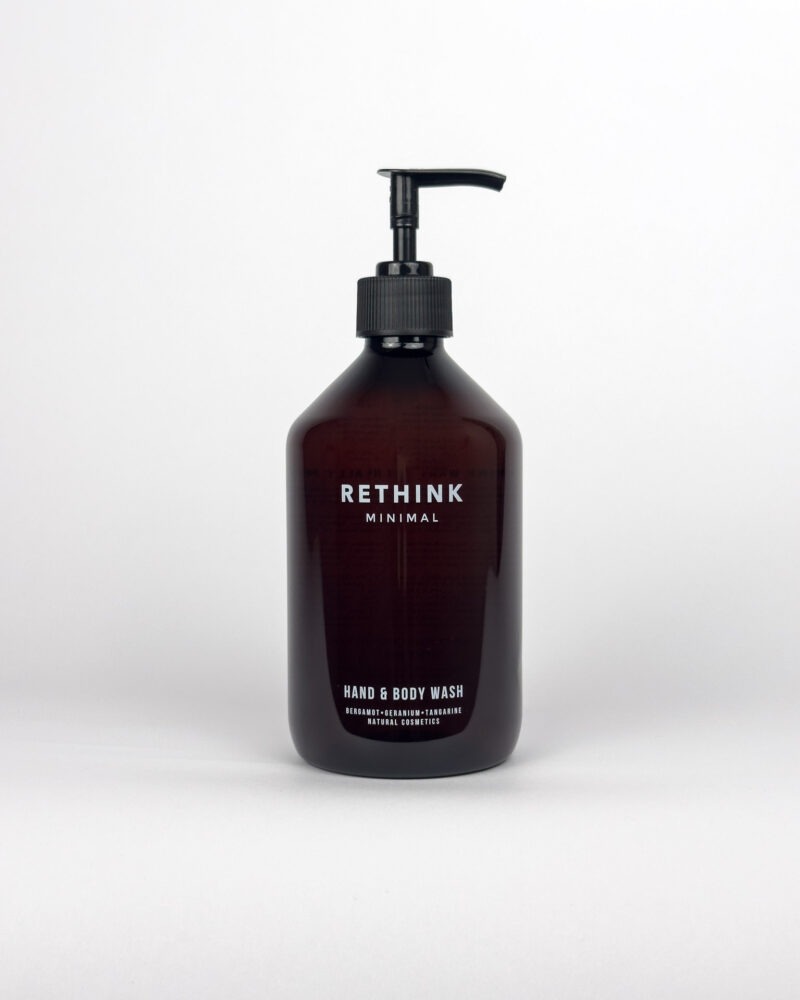 Flüssiges Hand & Body Wash mit natürlichen Inhaltsstoffen der Marke Rethink Minimal. Braune rPET (PCR) Flasche die einer Braunglasflasche zum Verwechseln ähnlich sieht. Mit Pumpspender und minimalistischem Druck direkt auf der Flasche. Vorderseite der 500ml Flasche.