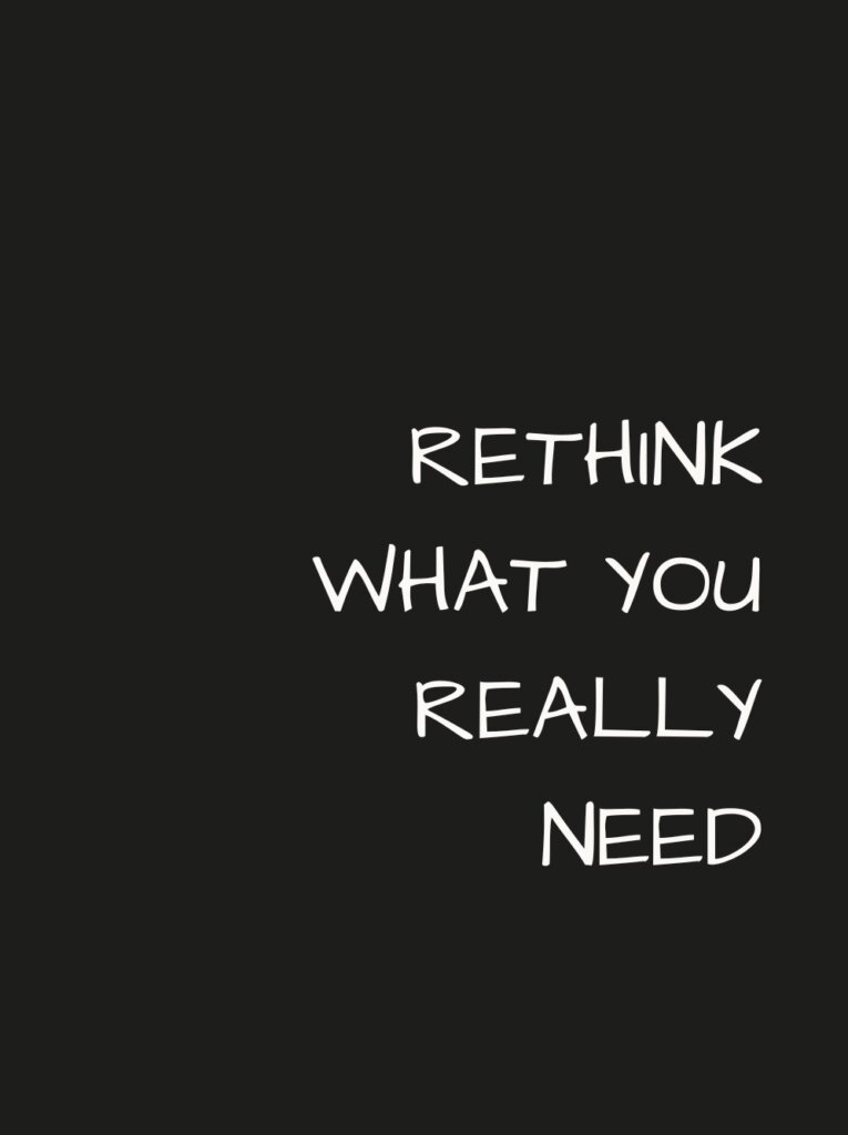Weißer handgeschriebener Text „Rethink what you really need“ auf dunklem, minimalistischen Hintergrund. Gespiegelt im Vergleich zum Bild mit dem hellen Hintergrund.