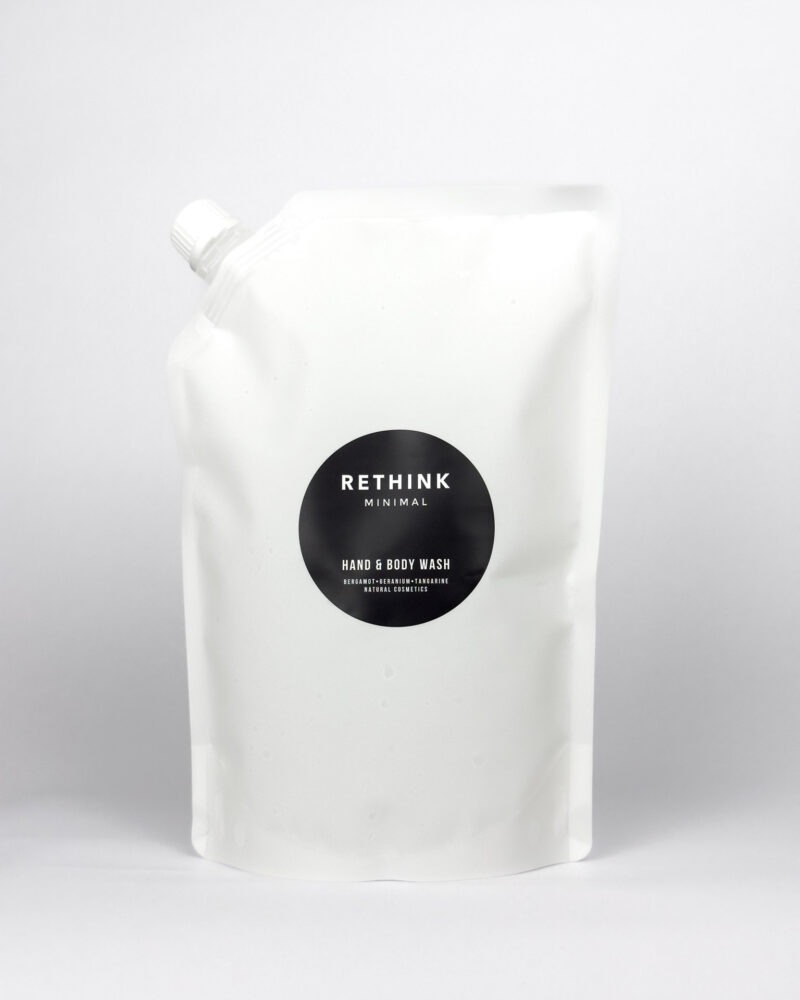 Hand & Body Wash Refill aus 100% Monomaterial für natürliches Hand- und Body Wash. Weißer 1 Liter Beutel mit rundem, schwarzem Etikett und minimalistischer Gestaltung.