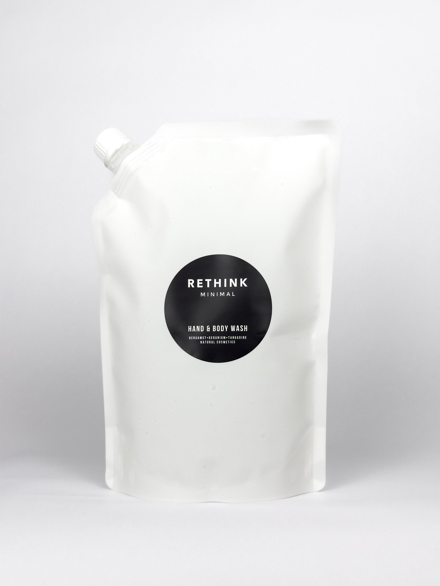 Hand & Body Wash Refill aus 100% Monomaterial für natürliches Hand- und Body Wash. Weißer 1 Liter Beutel mit rundem, schwarzem Etikett und minimalistischer Gestaltung.