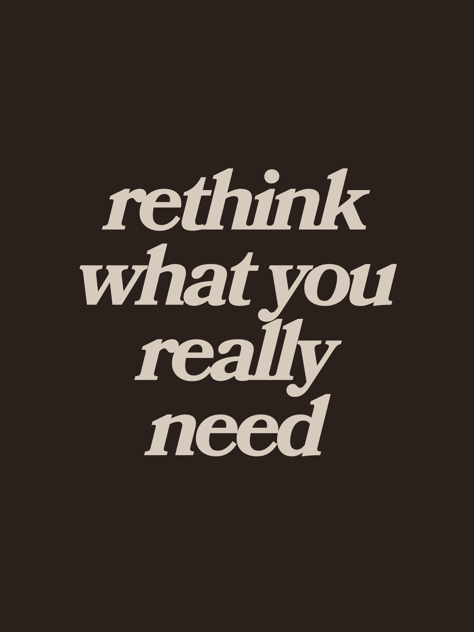 Rethink what you really need Spruch im cremeweißer Schrift auf braunem Hintergrund