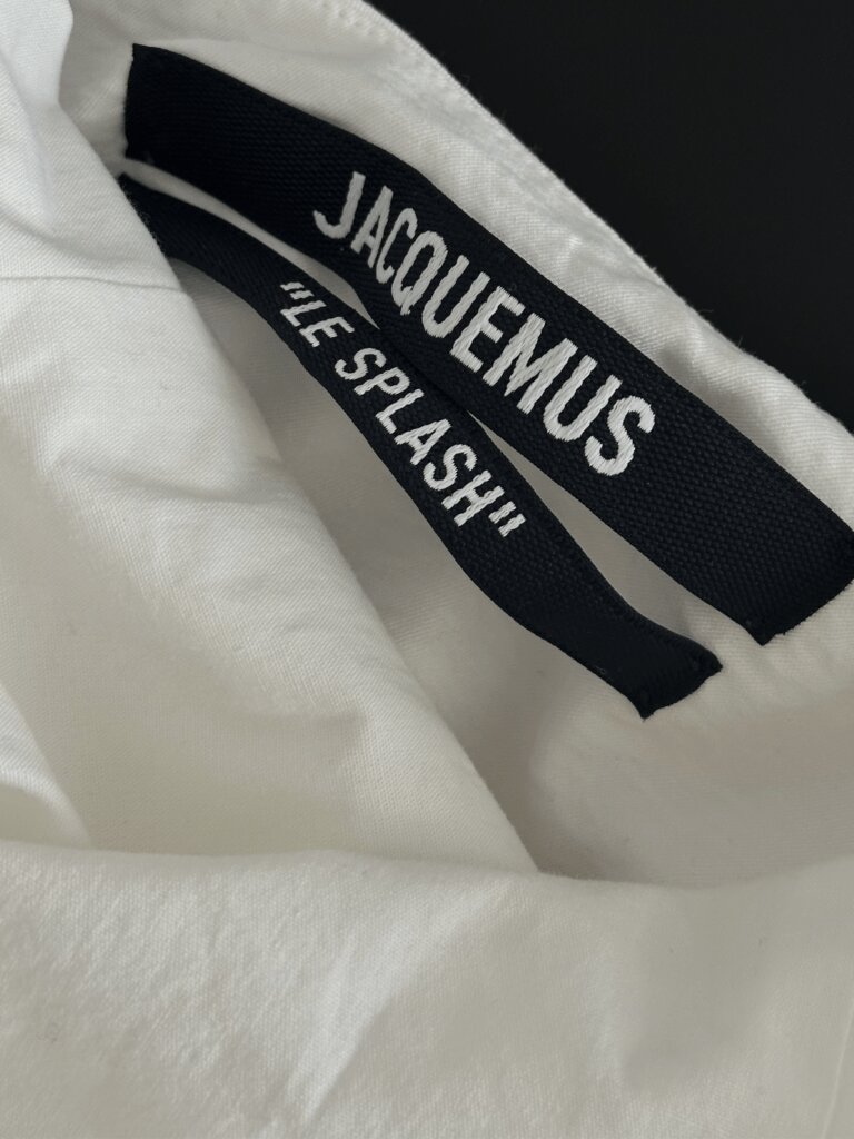 Logo/Etikett des weißen Jacquemus Designer Kleids "Le Splash"